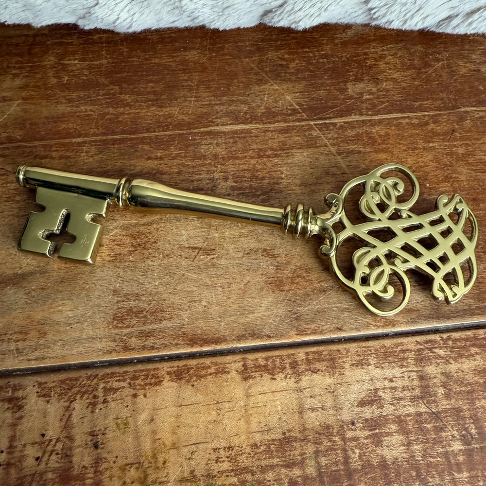 Decorative Virginia Metal Crafter Brass Key Paper Weight - Picture 1 of 9
